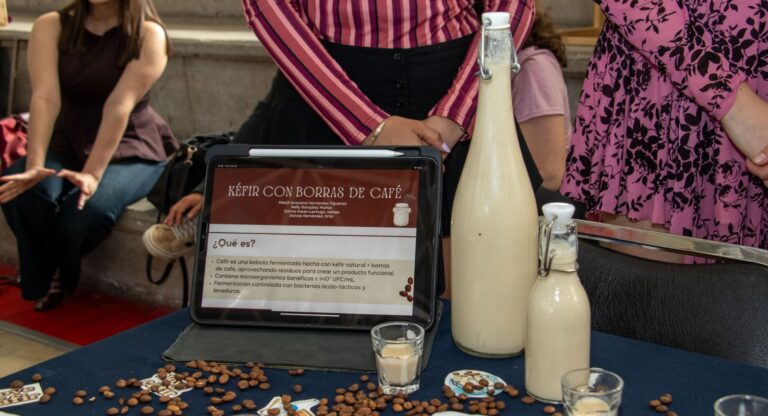 ‘Cáfir’: talentos IBERO Puebla crean bebida funcional y sostenible con borras de café