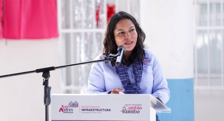 Entrega Lupita Cuautle aula equipada con tecnología en telesecundaria de Acatepec