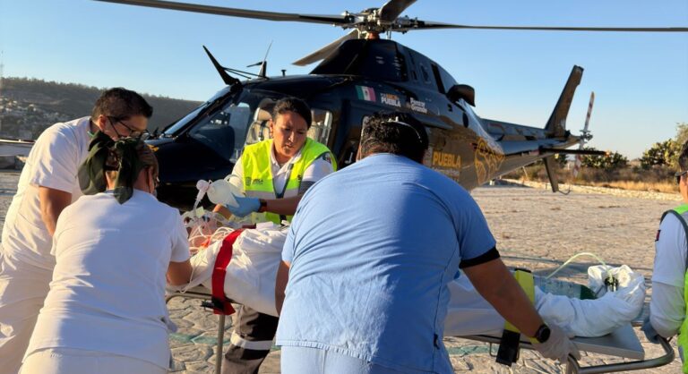 Paciente en estado grave es trasladado en ambulancia aérea desde Tecamachalco