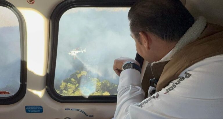 Gobernador Armenta sobrevuela incendio en Sierra Negra; está controlado en 70%