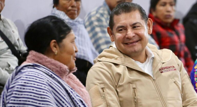 Como un acto de amor y compromiso, mujeres y adultos mayores reciben tarjetas de bienestar