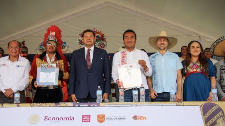 El Carnaval de Huejotzingo ya es “Hecho en México”: Con la presencia del gobernador Alejandro Armenta, Roberto Solís recibe certificación oficial del Gobierno Federal