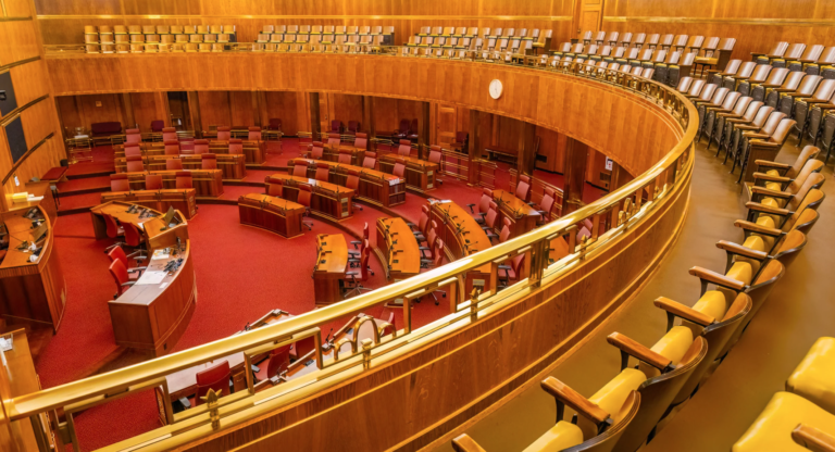 Partidos políticos, senadores y policía, instituciones con mayor desconfianza en México