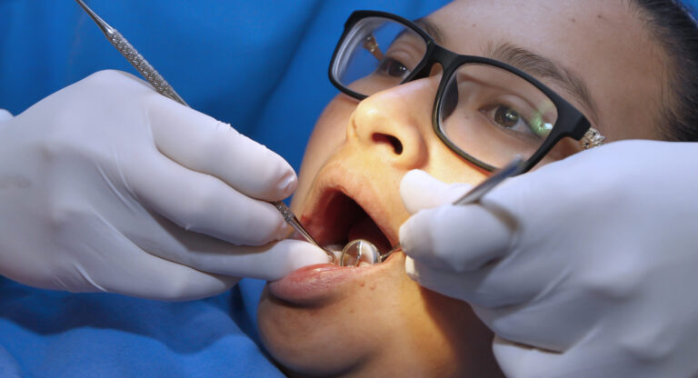 Cepillado dental, atención oportuna y uso de hilo dental, acciones del IMSS para prevenir enfermedades bucales