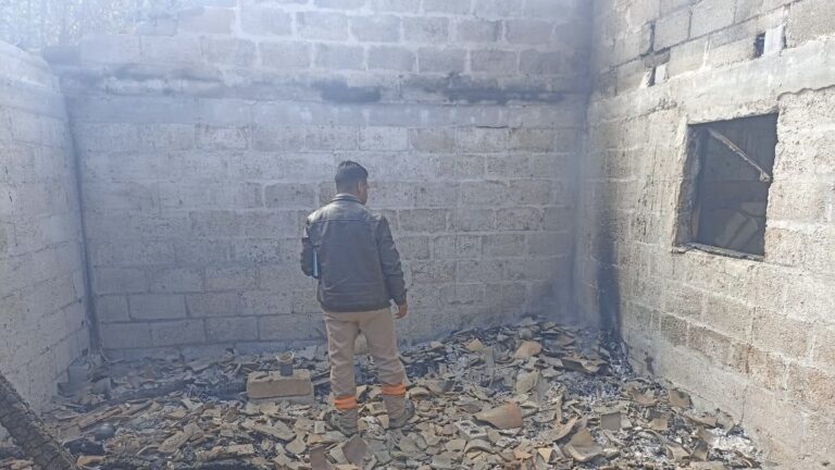 Gobierno de Puebla entrega apoyos a familia afectada por incendio en Coyomeapan