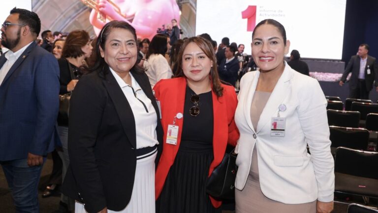 Asiste Lupita Cuatle al primer informe de Ceci Arellano al frente del DIF de Puebla