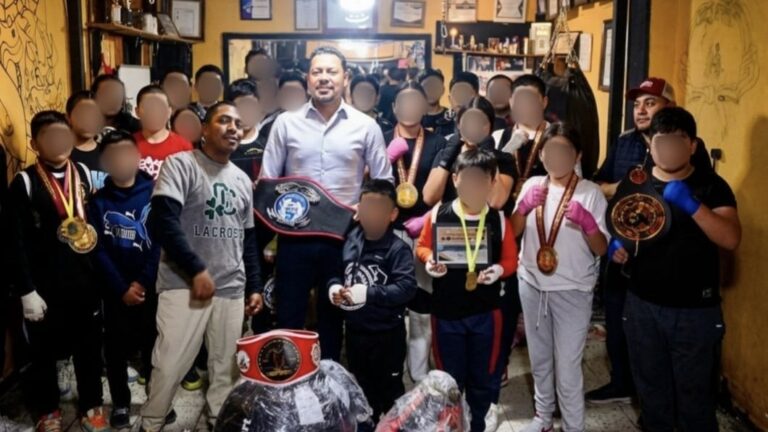 Entrega diputado Andrés Villegas equipo deportivo a la academia de boxeo Wolf Sport en Ciudad Serdán