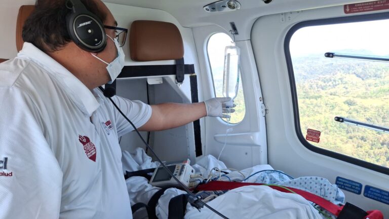 Coordinan traslado aéreo de una mujer con embarazo gemelar desde Cuetzalan