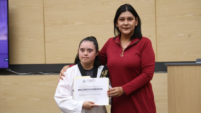 Entrega Ana Tepole reconocimiento a la primera cinta negra en taekwondo con síndrome de down