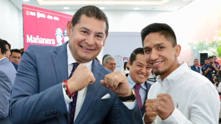 Gobernador Armenta Mier reconoce a “El Tigre” Arellano y le otorga beca universitaria