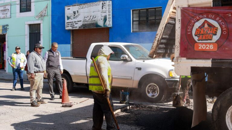 Supervisa Pepe Chedraui trabajos campaña “Bacheando Puebla” en el Barrio de Analco