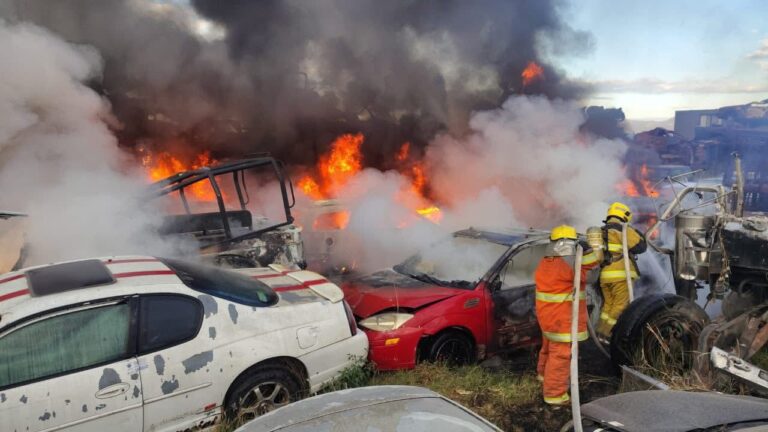 Un total de 59 vehículos quedan dañados tras incendio en corralón de Cuautlancingo