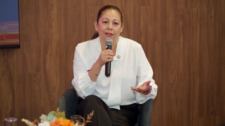 Laura Artemisa llama a romper barreras entre mujeres