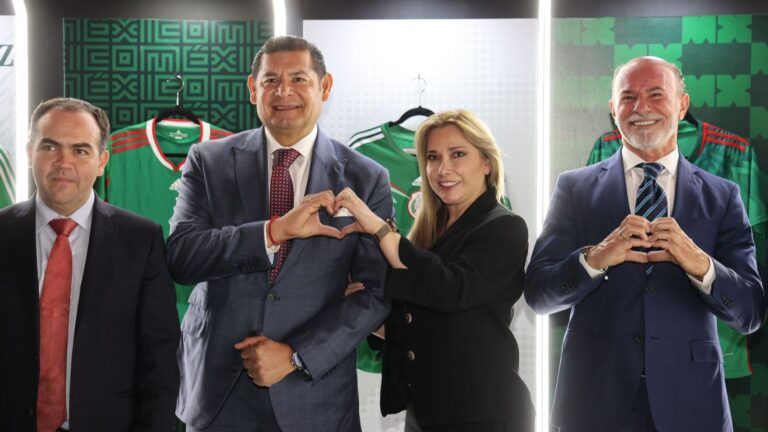 Puebla forma parte de la fiesta mundialista, recibe trofeo internacional