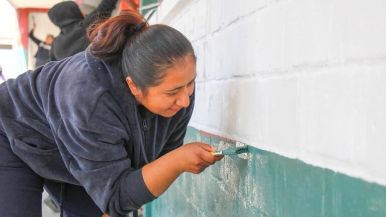 Roberto Solís lleva el programa “Coloreando la Educación” a Santa María Xalmimilulco; suman 34 escuelas intervenidas