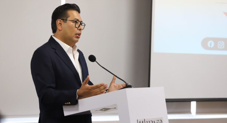 Néstor Camarillo participa en seminario de la UPAEP y refrenda su compromiso con las y los jóvenes