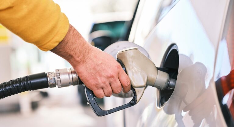 Académico IBERO Puebla analiza efecto del conflicto en Medio Oriente en el precio de la gasolina