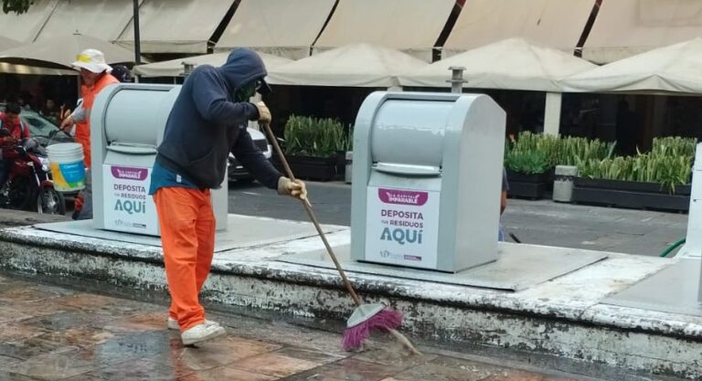 Gobierno de Pepe Chedraui refuerza limpieza urbana con lavado de papeleros y soterrados en el Centro Histórico