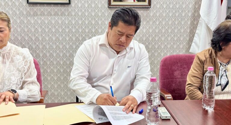 Firma Mateo Hernández convenio de colaboración con el CECyTE Tecamachalco