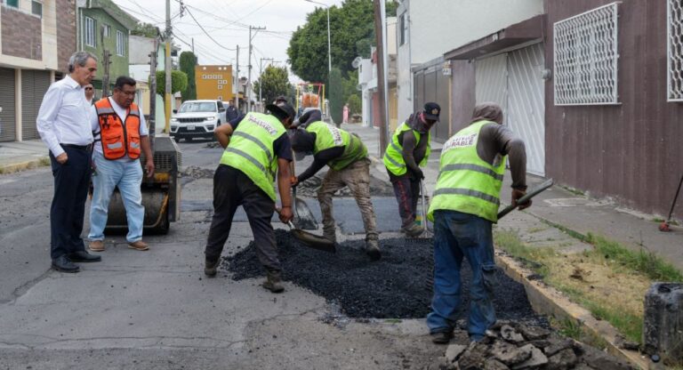 Supervisa Pepe Chedraui trabajos de bacheo en colonia Jardines de San Manuel
