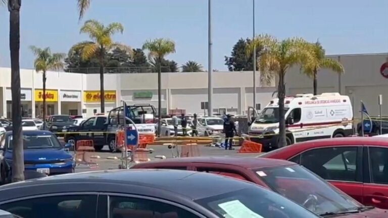 Muere en el estacionamiento de Cruz del Sur, daba mantenimiento a luminarias