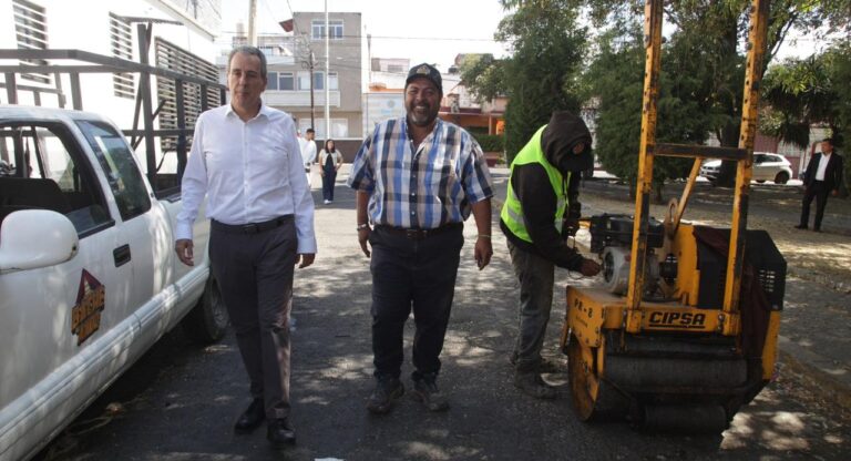 Supervisa Pepe Chedraui cuadrillas de bacheo en El Carmen
