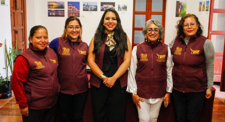 Entrega Tonantzin Fernández uniformes a personal del DIF Municipal