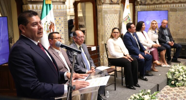 Devela Congreso del Estado placa para nombrar el Salón de Protocolo “Elena Garro” en la Antigua Sede