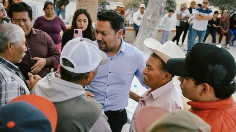 Andrés Villegas entrega apoyos al barrio de San Juan, Tecamachalco
