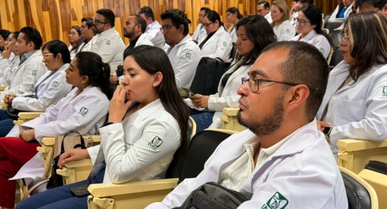 IMSS suma 379 nuevos médicos especialistas en Puebla, pide conducirse con sentido humano