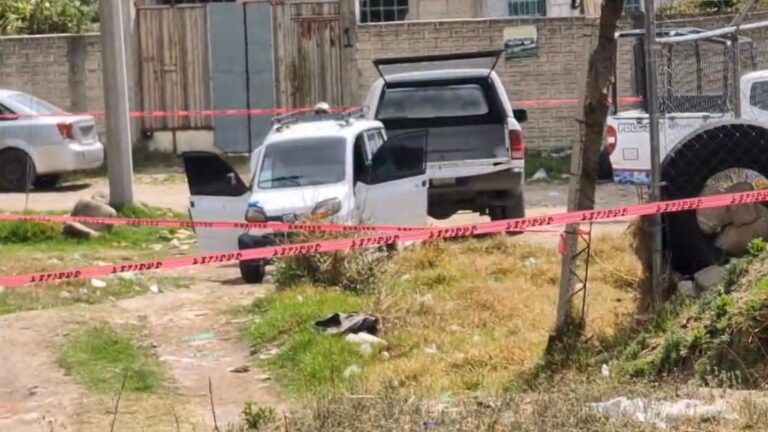 Asesinan a balazos a un hombre en Canoa, el cadáver quedó dentro de su auto