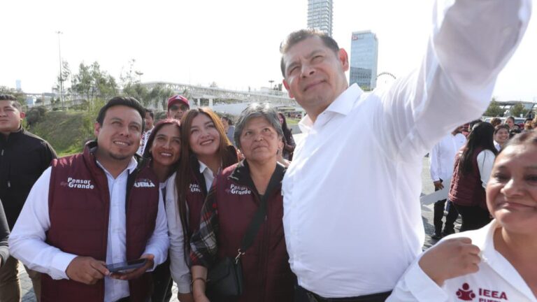 Entrega Gobierno de Puebla unidades y materiales para impulsar alfabetización