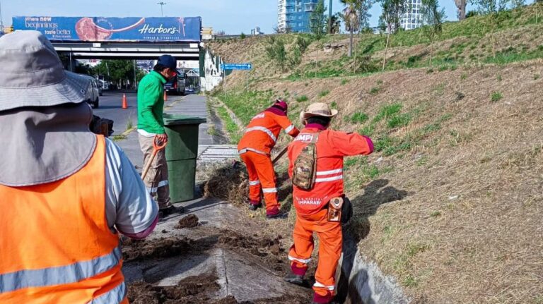 Gobierno de Pepe Chedraui intensifica limpieza de cunetas en Bulevar Atlixcáyotl ante temporada de lluvias