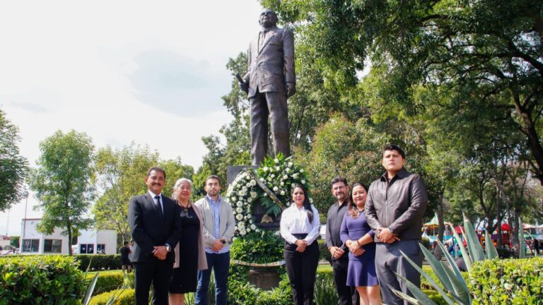 Tonantzin Fernández monta guardia de honor en memoria del Dr. Alfredo Toxqui Fernández de Lara