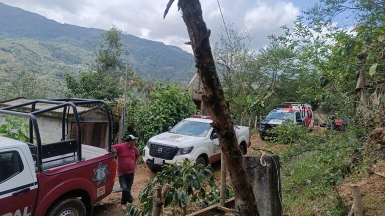 Muere un trabajador en deslave de un cerro en Zacatlán, quedó sepultado