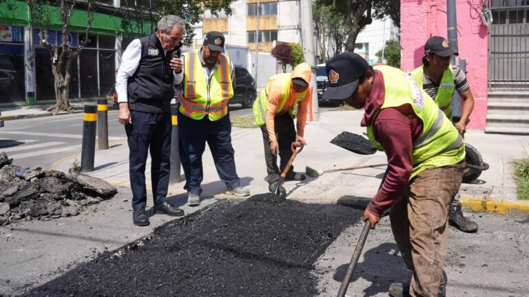 Supervisa Pepe Chedraui a cuadrillas de bacheo en la 17 Sur y 13 Poniente