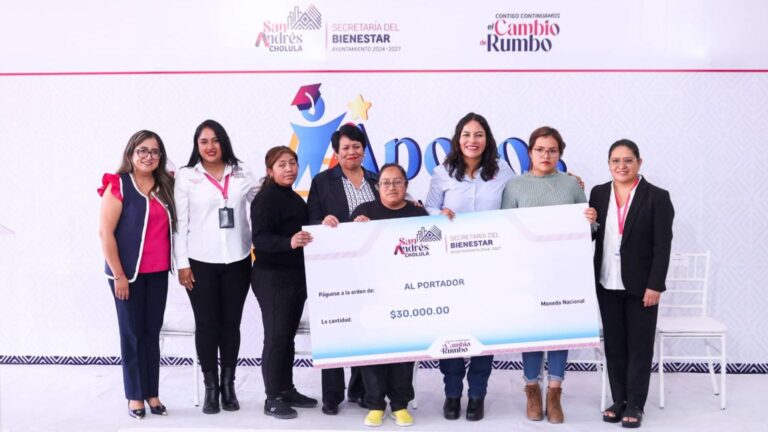 Lupita Cuautle entrega apoyos económicos a planteles educativos del municipio