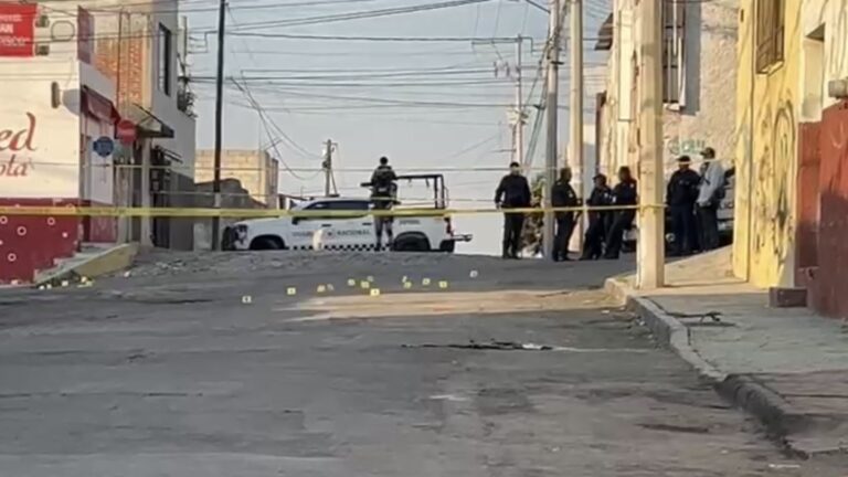 Rafaguean una vivienda y prenden fuego a una camioneta en Lomas 5 de Mayo