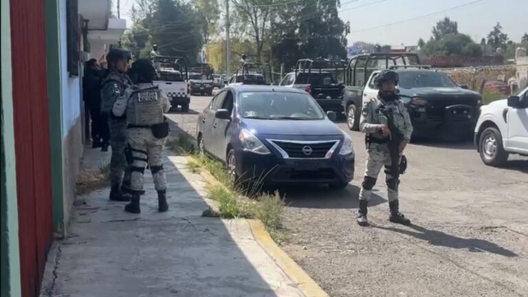 Ejecutan FGE operativo por narcomenudeo en San Pedro Cholula, catean tiendita