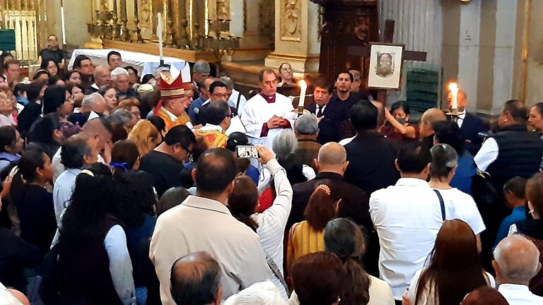 Realizan Viacrucis en la Catedral, enfatizan el sufrimiento de Jesús en la cruz