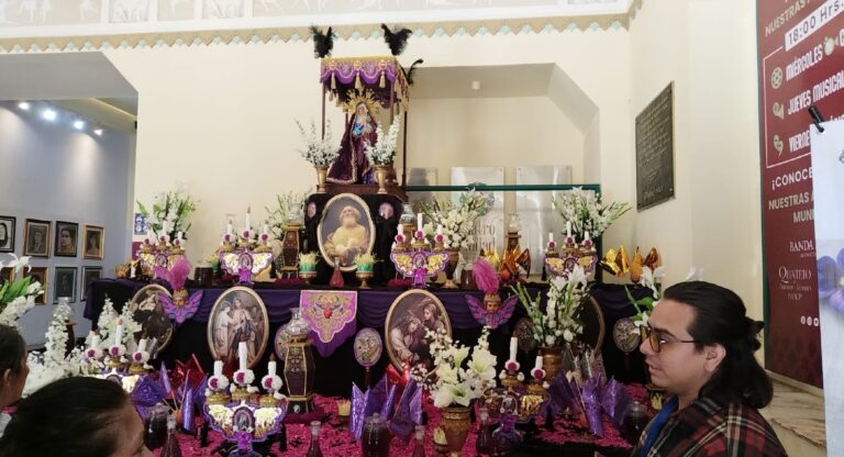 Coloca IMACP altar de Dolores en el lobby del Teatro de la Ciudad