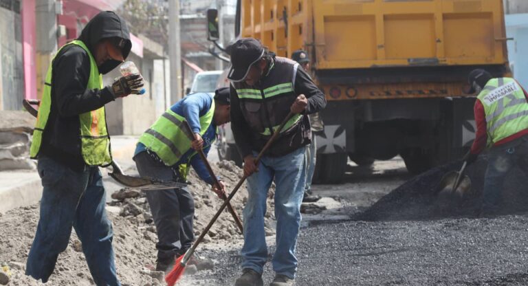 Supervisa Pepe Chedraui trabajos de bacheo en Bosques de Santa Anita