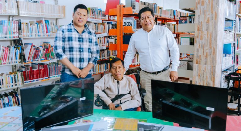 Mateo Hernández fortalece la Biblioteca Netzahualcóyotl con equipo de cómputo