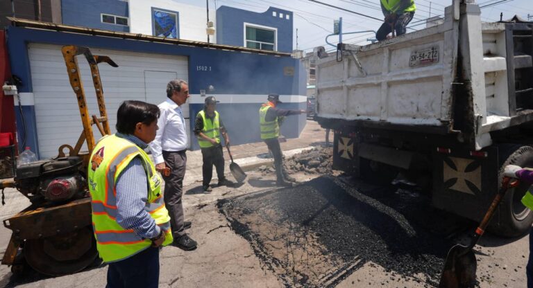 Pepe Chedraui refuerza programa de bacheo para mejorar la movilidad en la ciudad