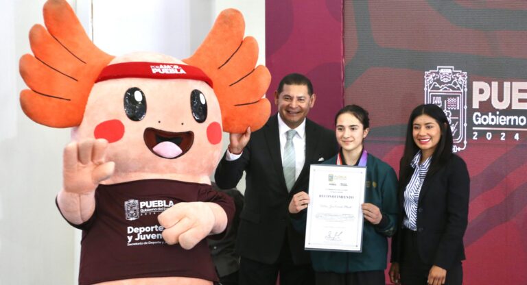 Puebla es referente nacional en deporte; reconoce gobernador a medallista en escalada