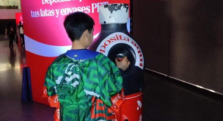 Recibe Gobierno de Pepe Chedraui donación de latas tras paso del FIFA World Cup Trophy Tour 2026 en Puebla