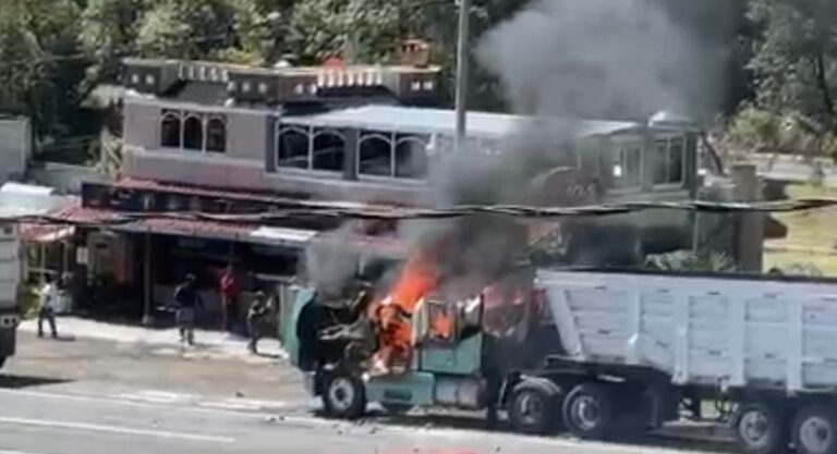 Balean e incendian dos tractocamiones en Tlahuapan por disputa entre sindicatos