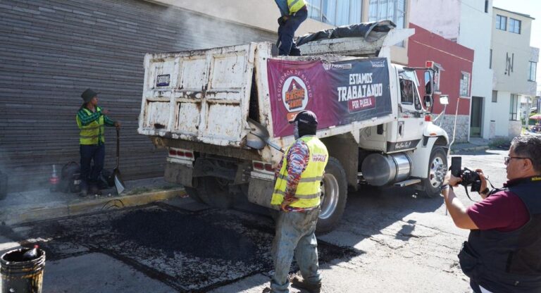 Pepe Chedraui refuerza acciones de bacheo en la colonia Belisario Domínguez