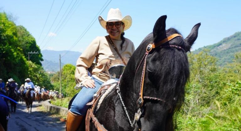 Destaca Guadalupe Vargas la importancia de las tradiciones y el sector ganadero en cabalgata de Xicotepec