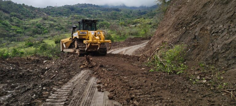 Reconstruye Gobierno de Puebla carretera en Pahuatlán por derrumbe menor
